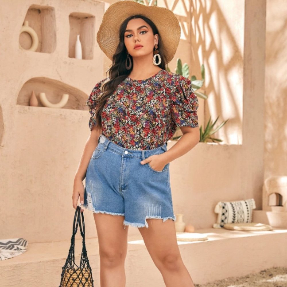 SHEIN Plus Ditsy Floral Print Puff Sleeve Blouse